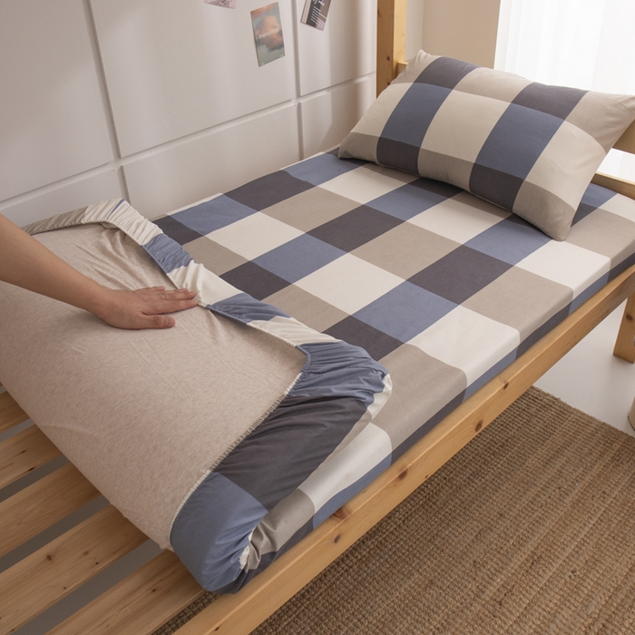 91家纺网 家纺一手货源 找家纺 暖季家纺2025新款无印风学生防水床笠 防水-蓝灰格