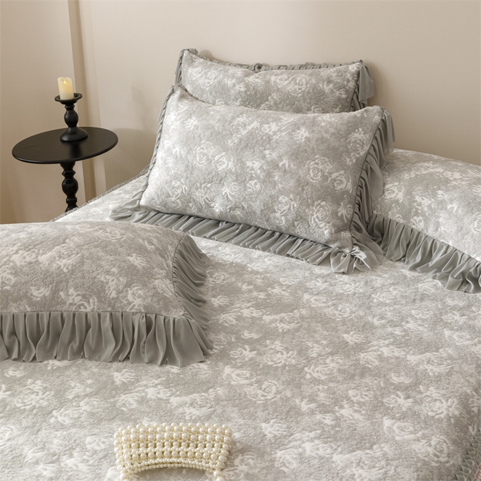 91家纺网 家纺一手货源 找家纺 好儿喜家纺 2025新款海洋丝凉感豆豆床裙凉席-缤纷玫瑰 缤纷玫瑰-灰