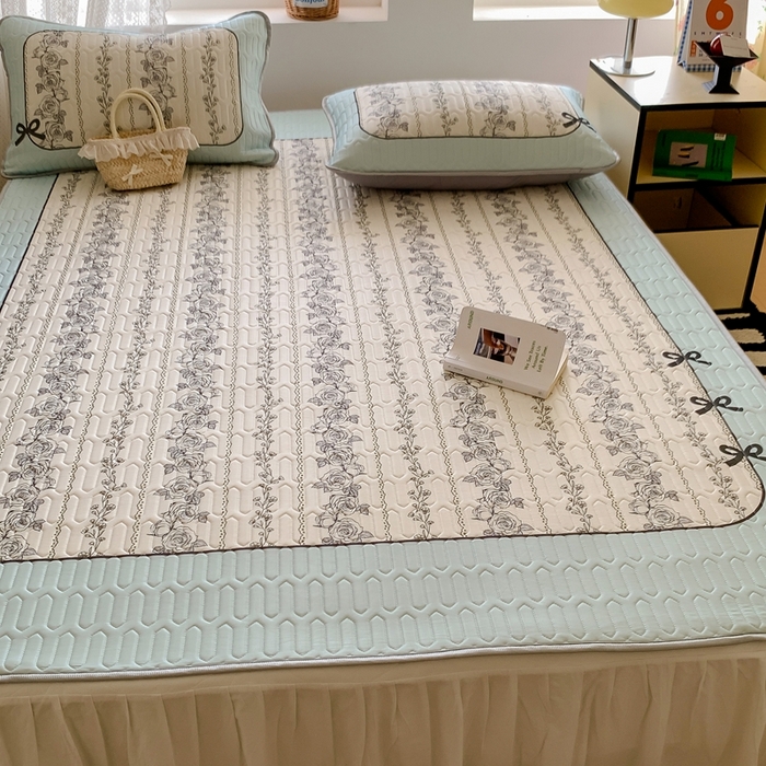 91家纺网 家纺一手货源 找家纺 顾里家纺 2025新款凉感丝数码印花ins大版卡通席三件套 国风花朵蓝