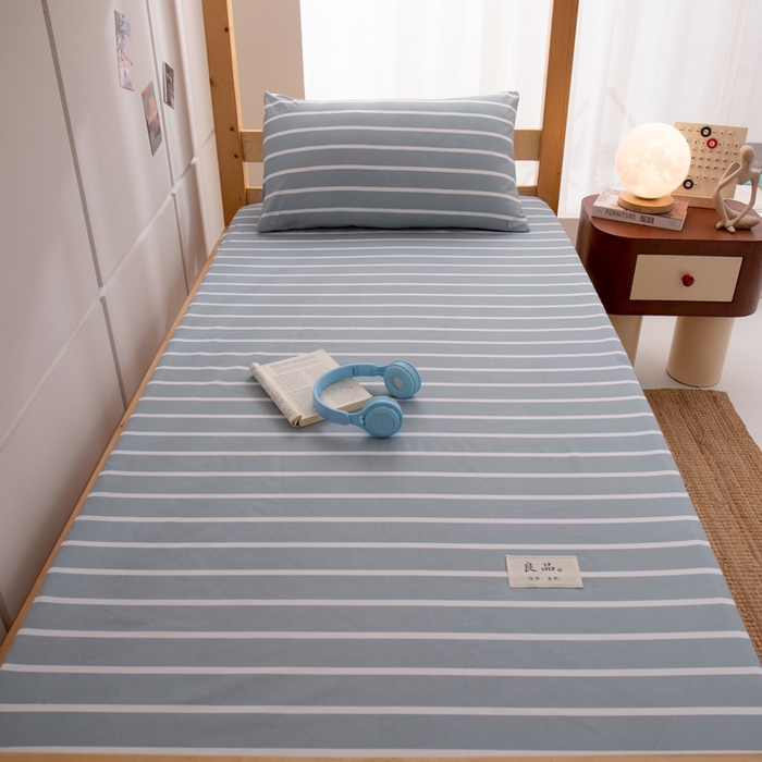 91家纺网 家纺一手货源 找家纺 暖季家纺2025新款无印风学生防水床笠 防水-蓝白细条纹