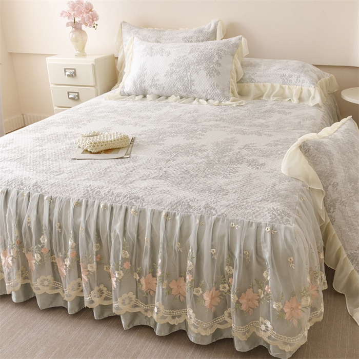 91家纺网 家纺一手货源 找家纺 好儿喜家纺 2025新款海洋丝凉感豆豆床裙凉席-巴黎玫瑰 挪威森林灰