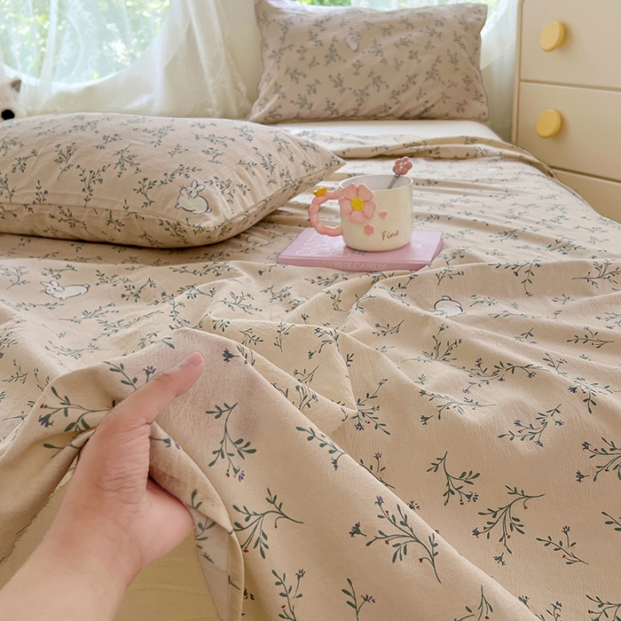 91家纺网 家纺一手货源 找家纺 彩韵家纺 2025新款印花木m双层纱床单系列 木m双层纱-兔悦花草