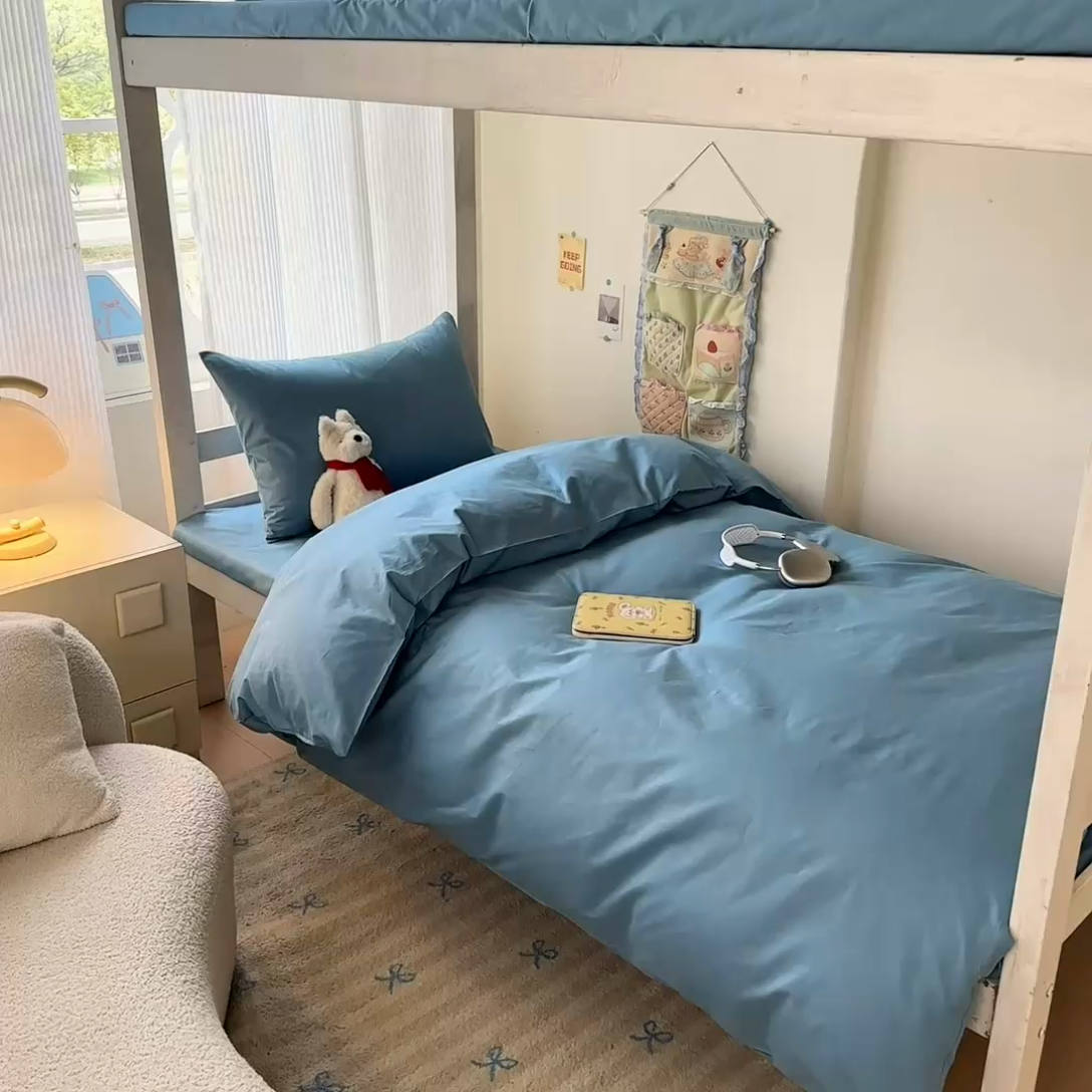 91家纺网 家纺一手货源 找家纺 简冠家纺 2025新款13372全棉纯色学生三件套 浅蓝