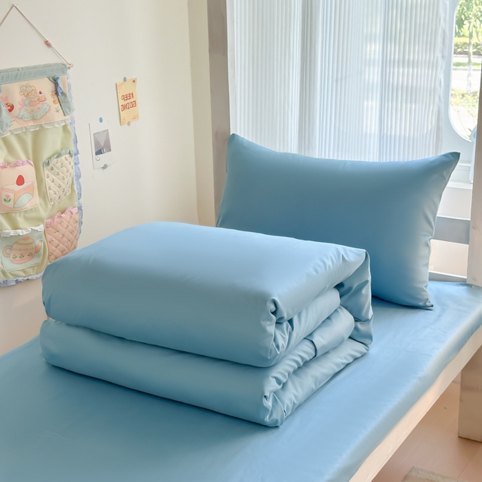 91家纺网 家纺一手货源 找家纺 简冠家纺 2025新款13372全棉纯色学生三件套 浅蓝