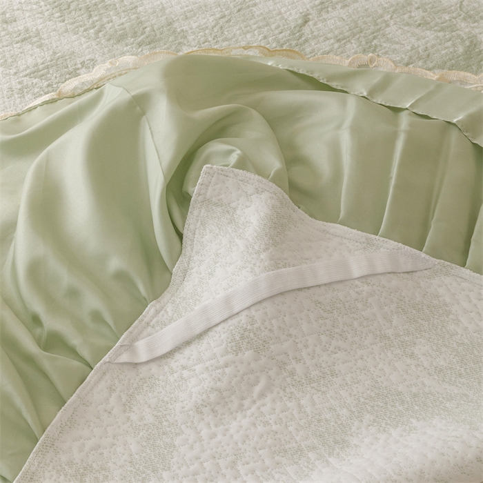 91家纺网 家纺一手货源 找家纺 好儿喜家纺 2025新款海洋丝凉感豆豆床裙凉席-巴黎玫瑰 挪威森林绿