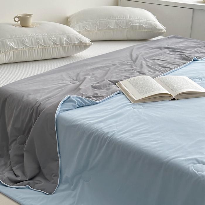 91家纺网 家纺一手货源 找家纺 佰织鑫家居 2025新款科技凉感小冰芯冰皮锦氨凉感丝夏被空调被 双拼蓝灰