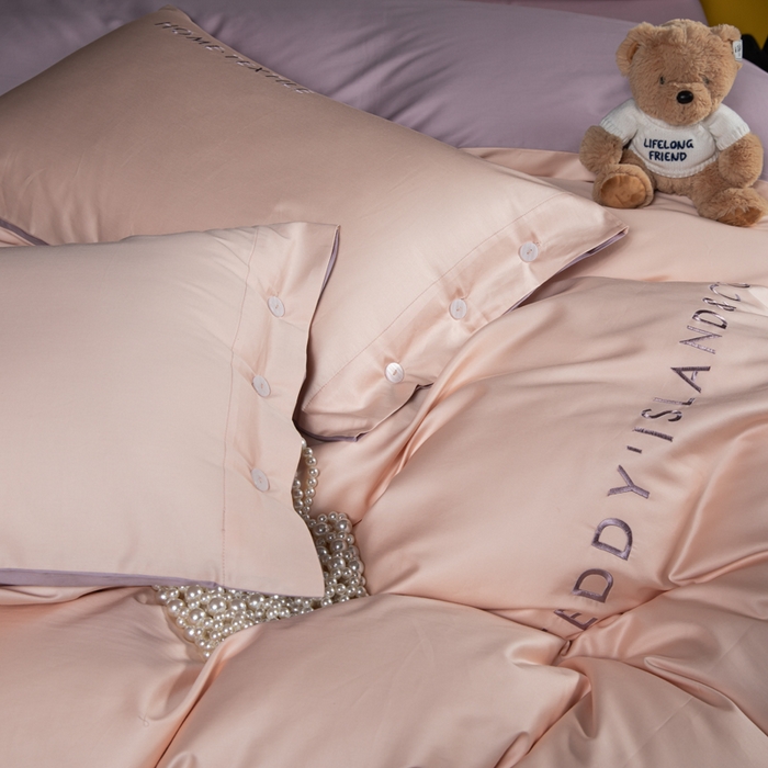 91家纺网 家纺一手货源 找家纺 泰迪爱兰Teddy 2025新款100支（50支）全棉贡缎字母绣花四件套 低调粉+加仑紫