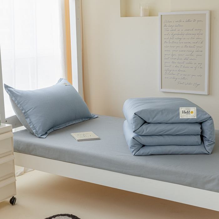 91家纺网 家纺一手货源 找家纺 贝兰仙奴 2025新款13372全棉印花简约学生三件套 蓝灰