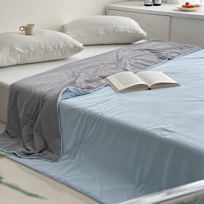 91家纺网 家纺一手货源 找家纺 佰织鑫家居 2025新款科技凉感小冰芯冰皮锦氨凉感丝夏被空调被 双拼蓝灰