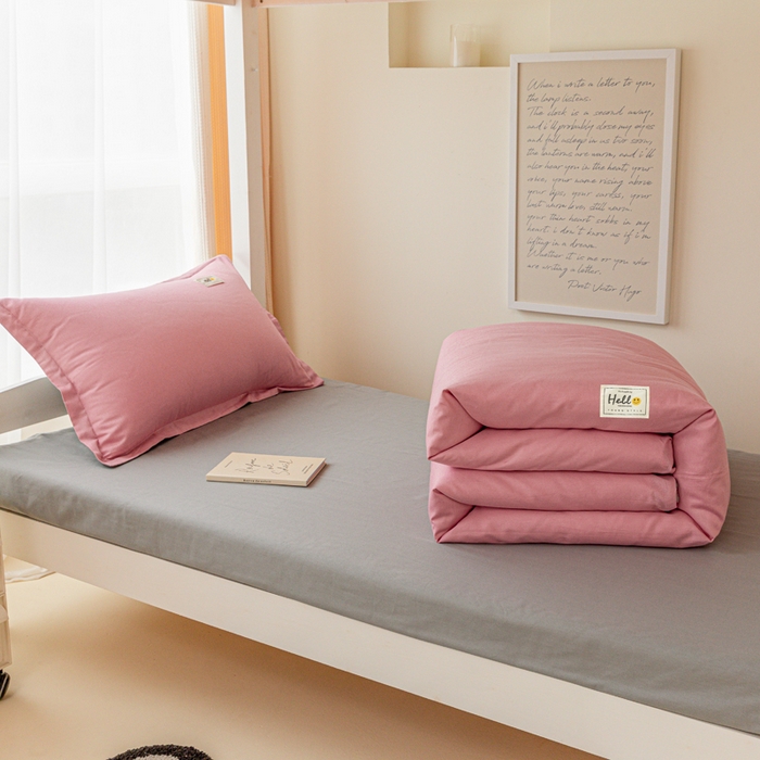 91家纺网 家纺一手货源 找家纺 贝兰仙奴 2025新款13372全棉印花简约学生三件套 粉