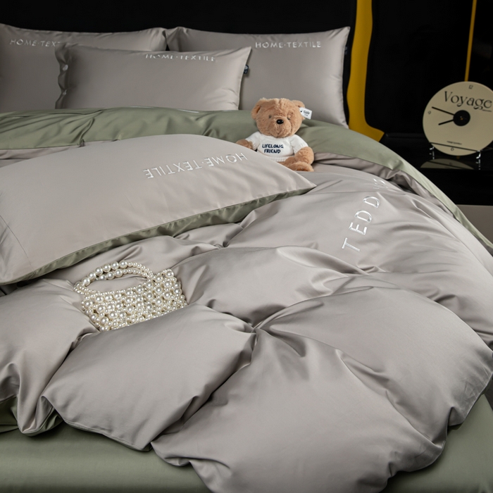 91家纺网 家纺一手货源 找家纺 泰迪爱兰Teddy 2025新款100支（50支）全棉贡缎字母绣花四件套 塞夫勒灰+松叶绿