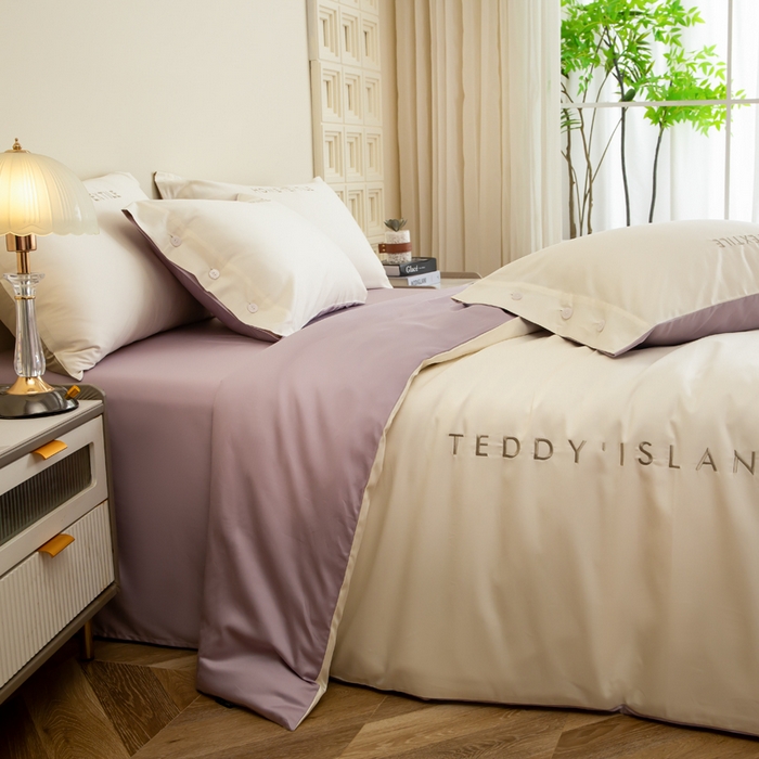 91家纺网 家纺一手货源 找家纺 泰迪爱兰Teddy 2025新款100支（50支）全棉贡缎字母绣花四件套 象牙白+加伦紫