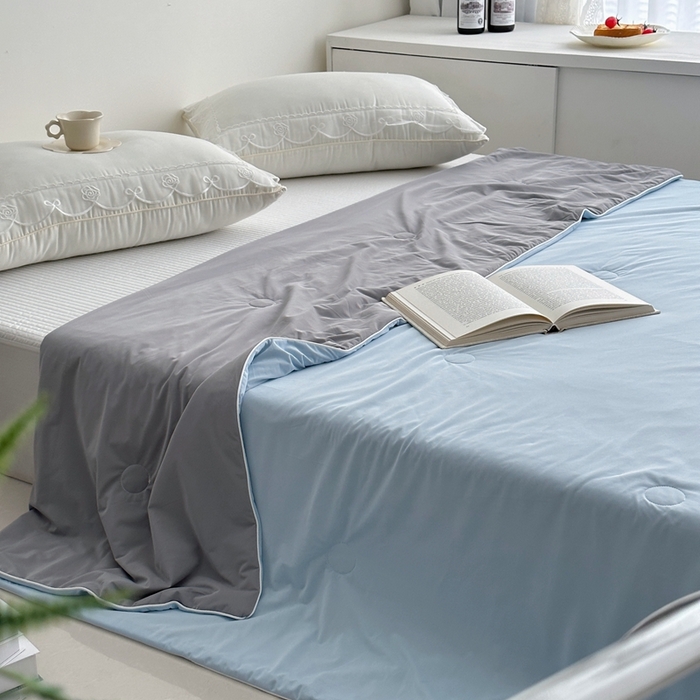 91家纺网 家纺一手货源 找家纺 佰织鑫家居 2025新款科技凉感小冰芯冰皮锦氨凉感丝夏被空调被 双拼蓝灰
