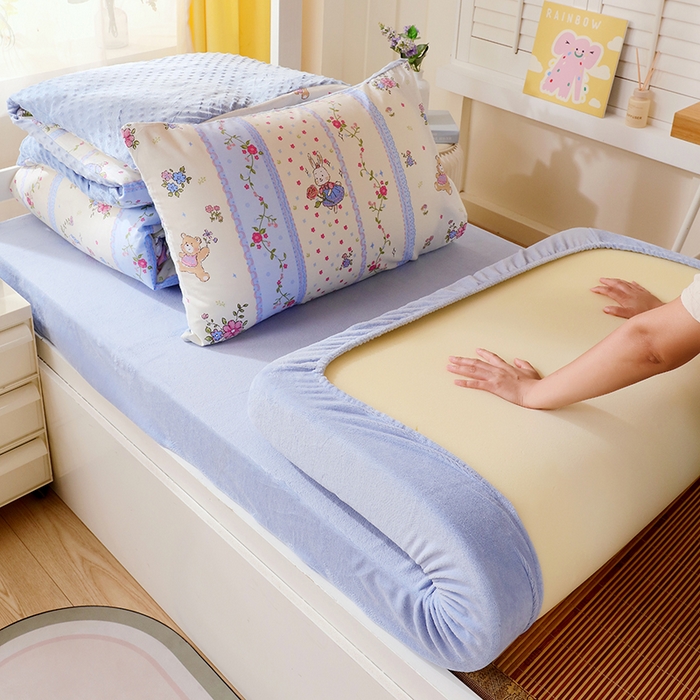 91家纺网 家纺一手货源 找家纺 金鑫汇2025新款学生上下铺棉加豆豆绒三件套 快乐萌兔