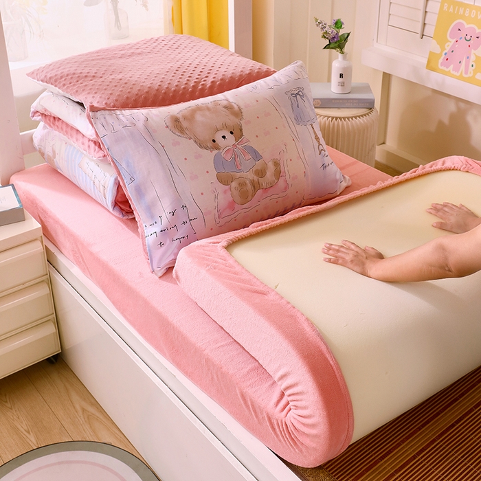 91家纺网 家纺一手货源 找家纺 金鑫汇2025新款学生上下铺棉加豆豆绒三件套 熊熊精灵