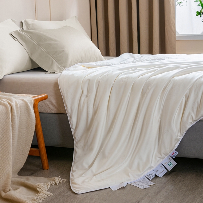 91家纺网 家纺一手货源 找家纺 蚕阿婆2025新款正宗天丝提花桑蚕丝被柞蚕丝春秋冬被禾槿 白色-禾槿