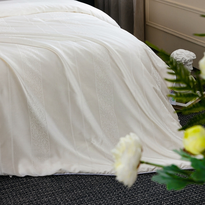 91家纺网 家纺一手货源 找家纺 蚕阿婆2025新款6A双宫茧蚕丝被芯蚕阿婆提花蚕丝被芯-索若亚 索若亚-白色