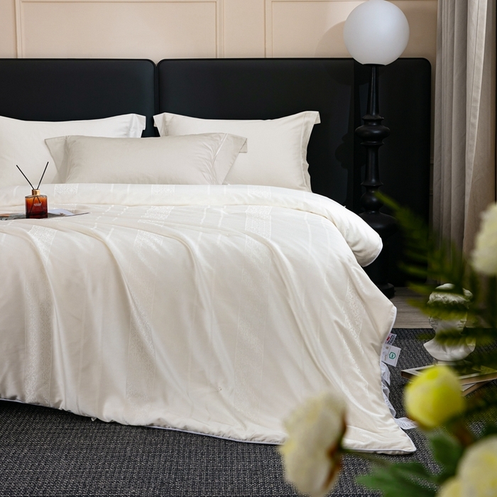 91家纺网 家纺一手货源 找家纺 蚕阿婆2025新款6A双宫茧蚕丝被芯蚕阿婆提花蚕丝被芯-索若亚 索若亚-白色