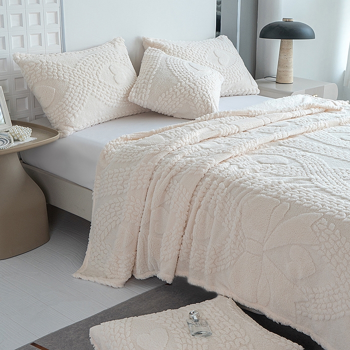 91家纺网 家纺一手货源 找家纺 楼兰公主 2025春夏新款塔芙绒毛毯毯子多功能盖毯 塔芙绒蝴蝶结-米白