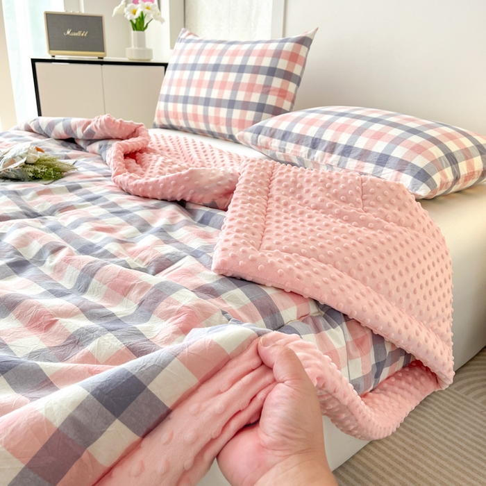 91家纺网 家纺一手货源 找家纺 鸣升家纺 2025新款全棉豆豆被被子被芯 七彩格粉