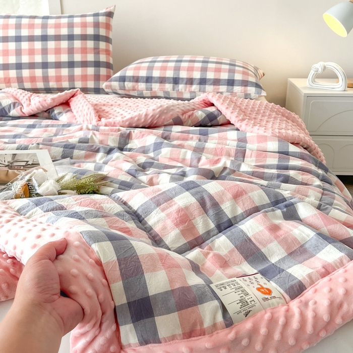 91家纺网 家纺一手货源 找家纺 鸣升家纺 2025新款全棉豆豆被被子被芯 七彩格粉