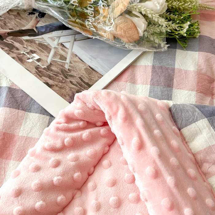 91家纺网 家纺一手货源 找家纺 鸣升家纺 2025新款全棉豆豆被被子被芯 七彩格粉