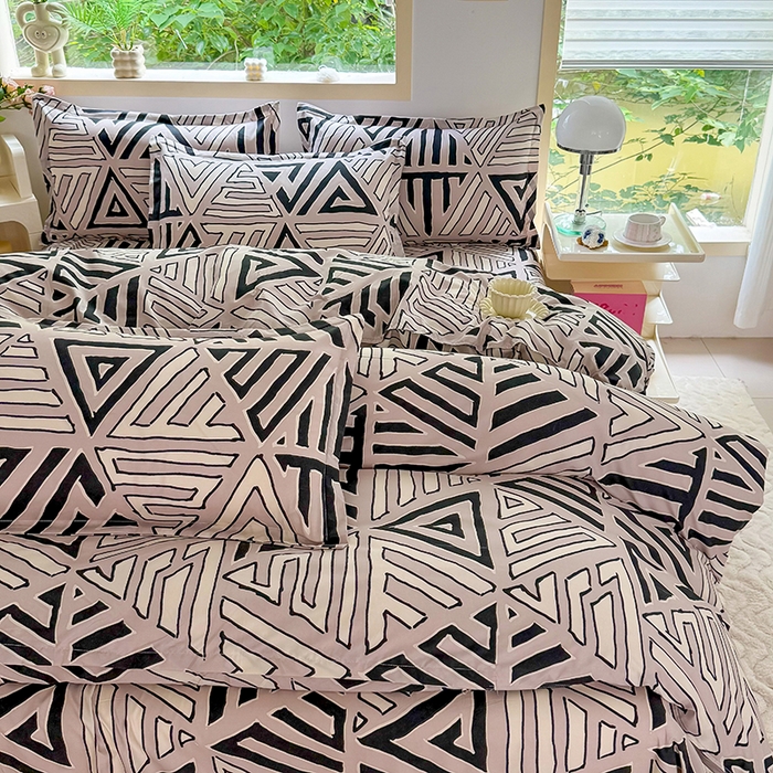 91家纺网 家纺一手货源 找家纺 梵巢家纺 芦荟棉三四件套，床单，被套，枕套化纤四件套 三角几何