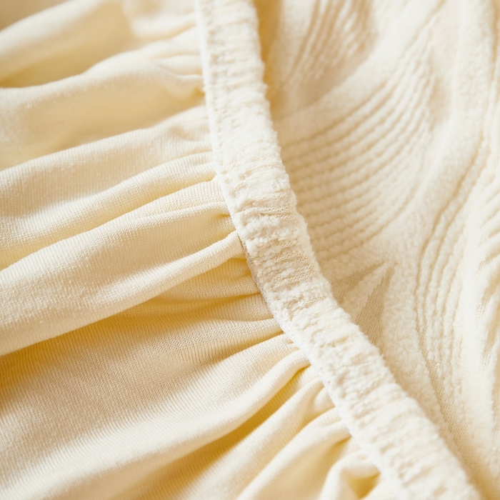 91家纺网 家纺一手货源 找家纺 丝绮鹿 2025新款雕花绒玉叶沙发套直排松紧款 玉叶-米白