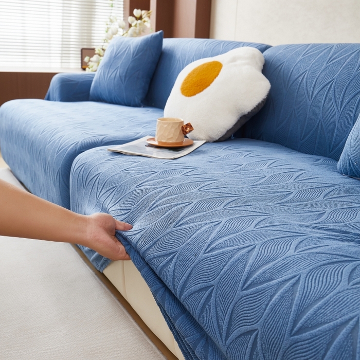 91家纺网 家纺一手货源 找家纺 丝绮鹿 2025新款雕花绒玉叶沙发套直排松紧款 玉叶-水蓝