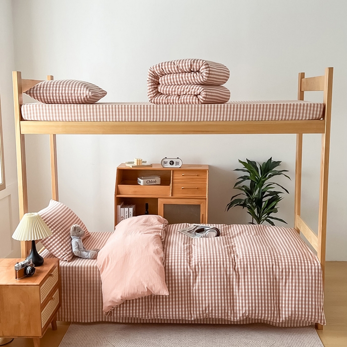 91家纺网 家纺一手货源 找家纺 鸣升家纺 2025新款全棉纯棉色织水洗棉学生三件套 粉小格