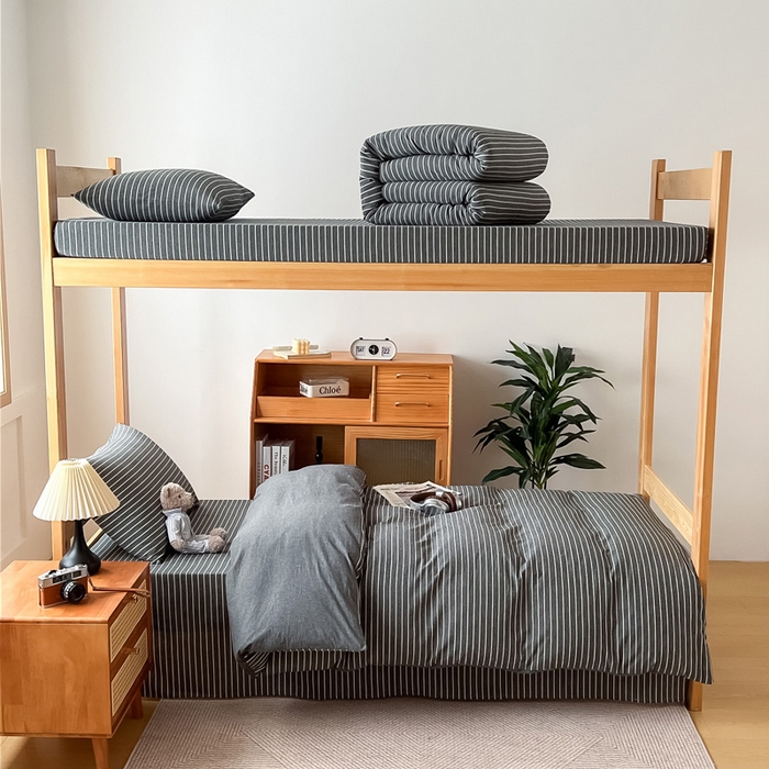 91家纺网 家纺一手货源 找家纺 鸣升家纺 2025新款全棉纯棉色织水洗棉学生三件套 中灰条