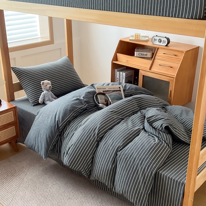 91家纺网 家纺一手货源 找家纺 鸣升家纺 2025新款全棉纯棉色织水洗棉学生三件套 中灰条