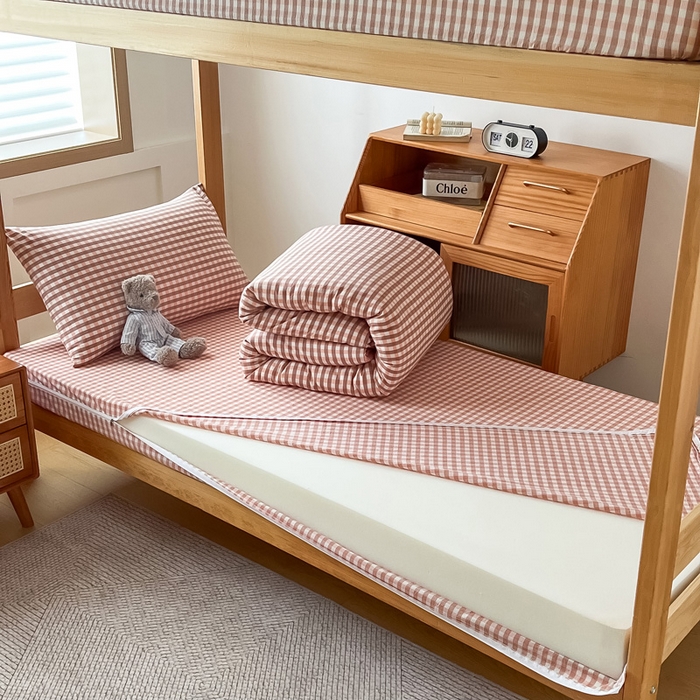 91家纺网 家纺一手货源 找家纺 九沐良品 2025新款全棉纯棉色织水洗棉学生三件套宿舍三件套上下铺三件套 粉小格