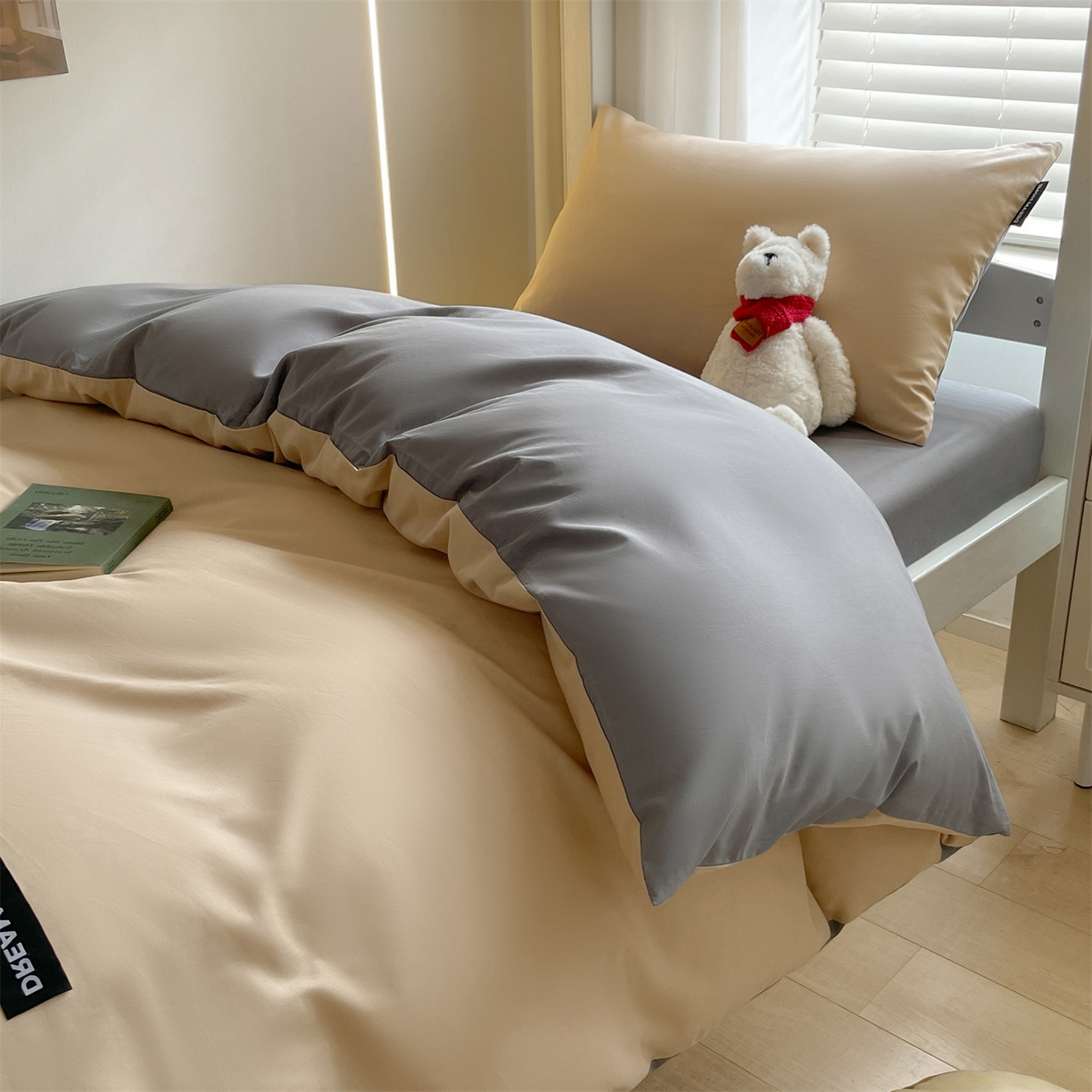 91家纺网 家纺一手货源 找家纺 笙意家纺 2025新款全棉纯棉简约黑标学生三件套 黑标款-奶茶+中灰