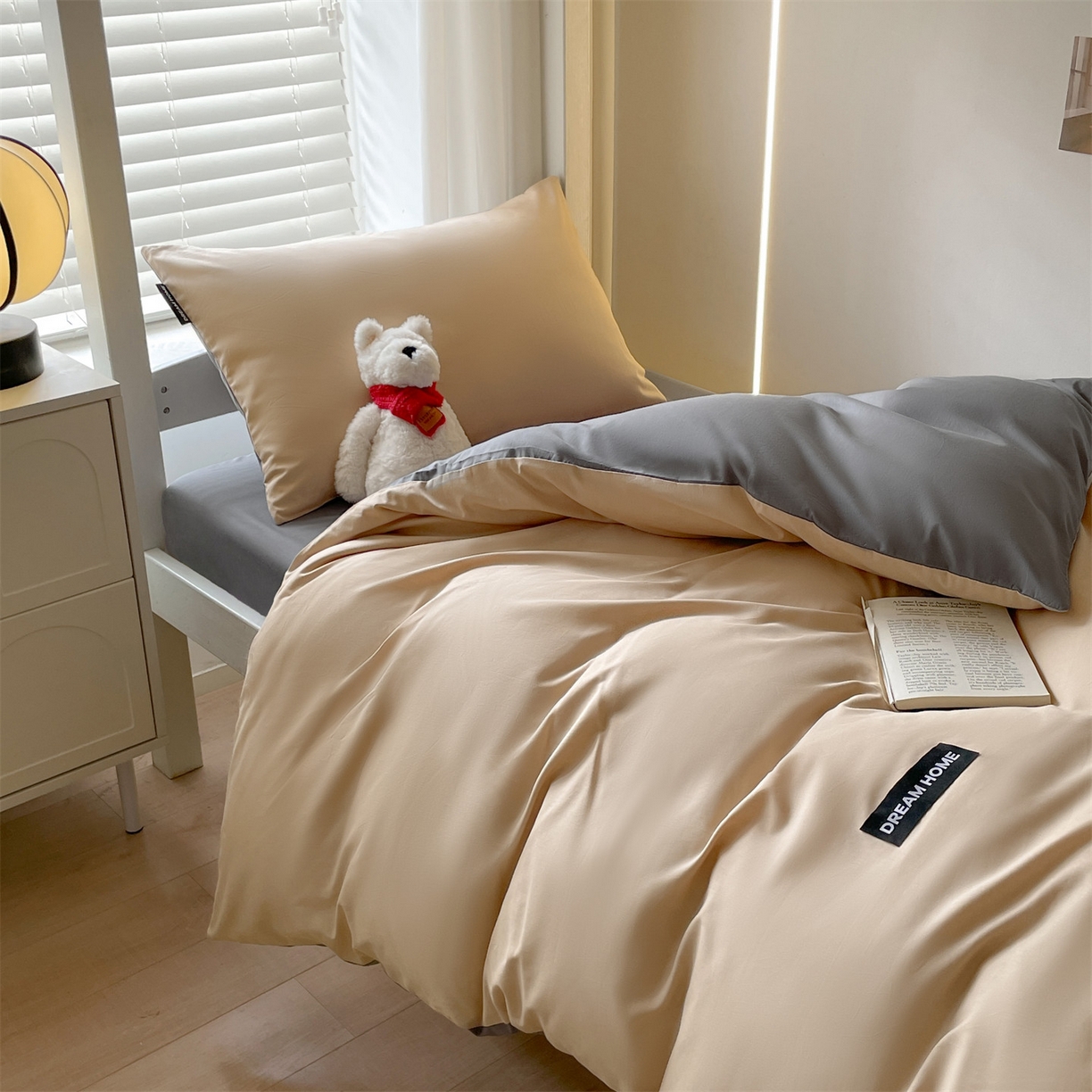 91家纺网 家纺一手货源 找家纺 笙意家纺 2025新款全棉纯棉简约黑标学生三件套 黑标款-奶茶+中灰