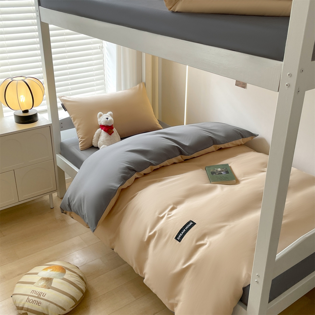 91家纺网 家纺一手货源 找家纺 笙意家纺 2025新款全棉纯棉简约黑标学生三件套 黑标款-奶茶+中灰