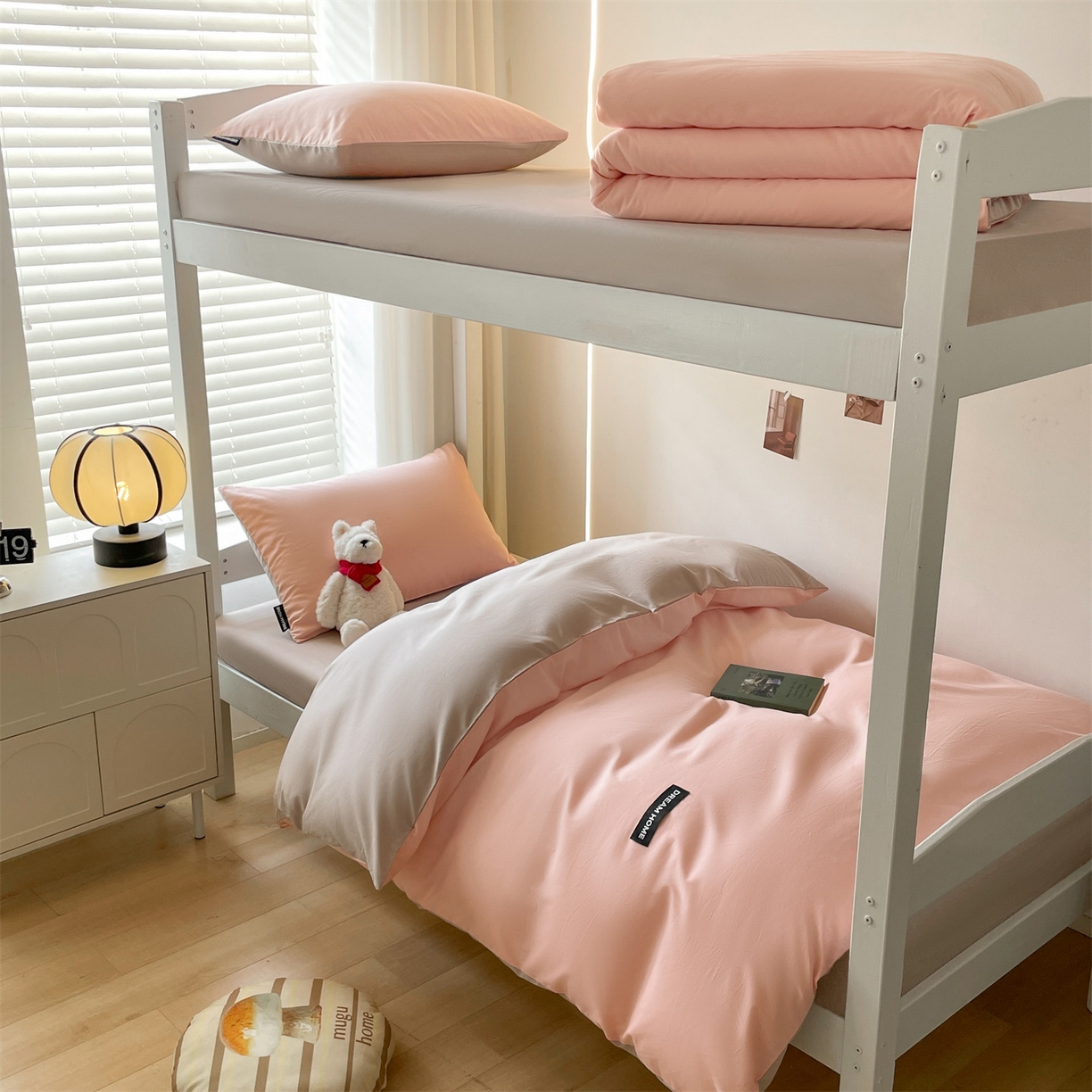 91家纺网 家纺一手货源 找家纺 笙意家纺 2025新款全棉纯棉简约黑标学生三件套 黑标款-奶油粉+山灰