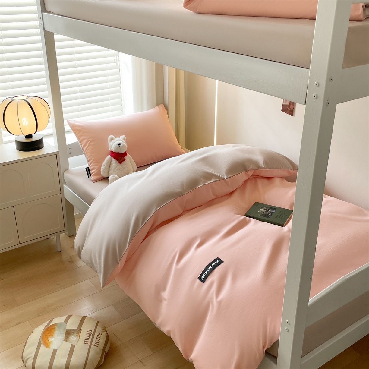 91家纺网 家纺一手货源 找家纺 笙意家纺 2025新款全棉纯棉简约黑标学生三件套 黑标款-奶油粉+山灰