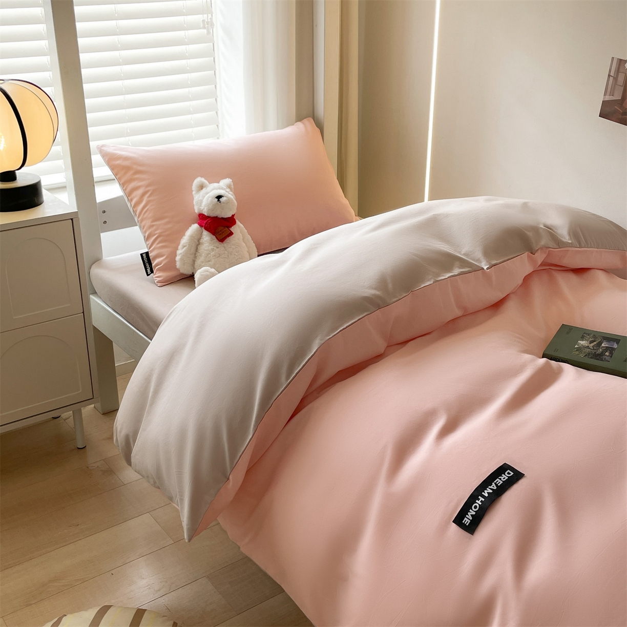 91家纺网 家纺一手货源 找家纺 笙意家纺 2025新款全棉纯棉简约黑标学生三件套 黑标款-奶油粉+山灰