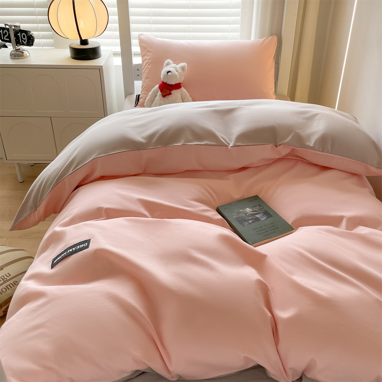 91家纺网 家纺一手货源 找家纺 笙意家纺 2025新款全棉纯棉简约黑标学生三件套 黑标款-奶油粉+山灰