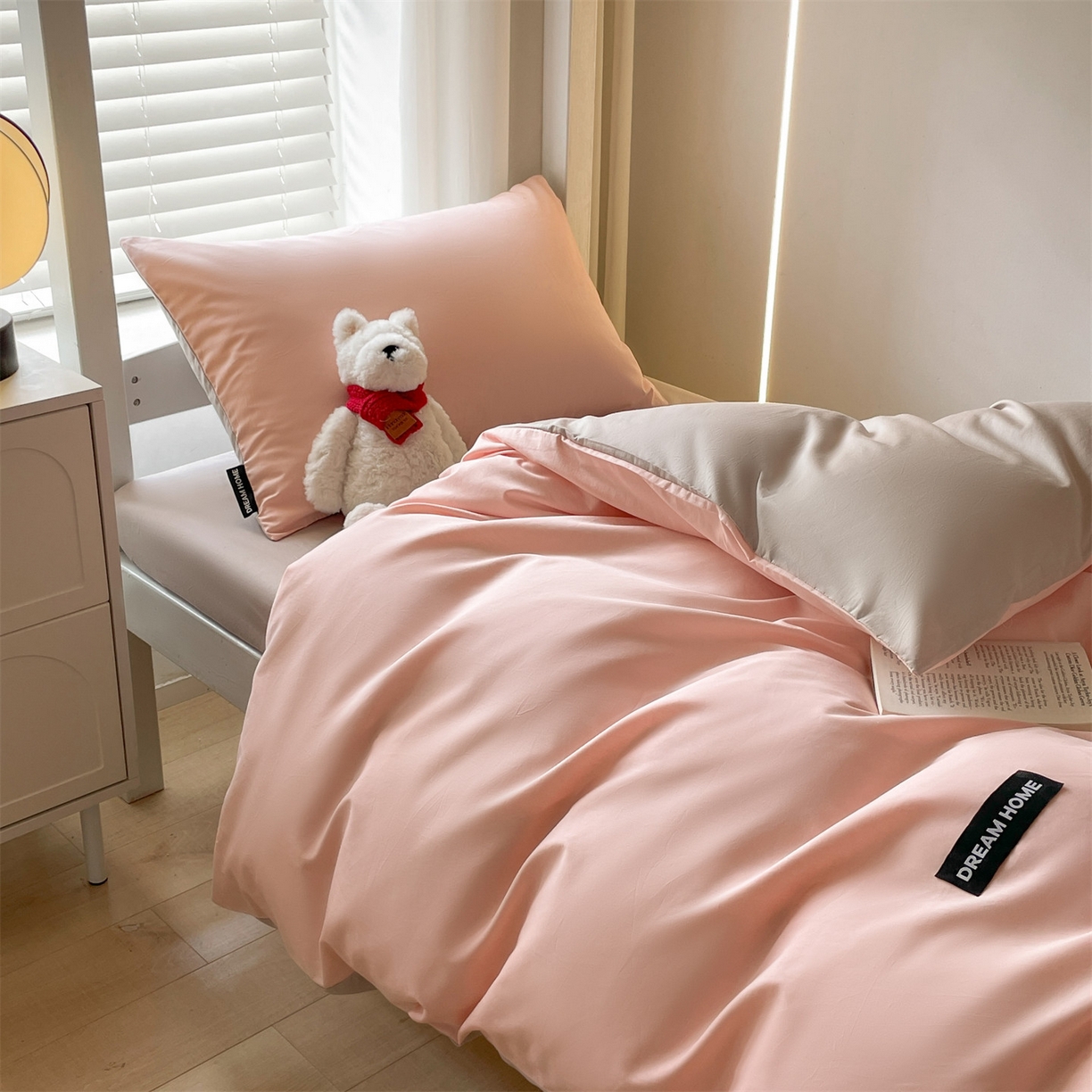 91家纺网 家纺一手货源 找家纺 笙意家纺 2025新款全棉纯棉简约黑标学生三件套 黑标款-奶油粉+山灰