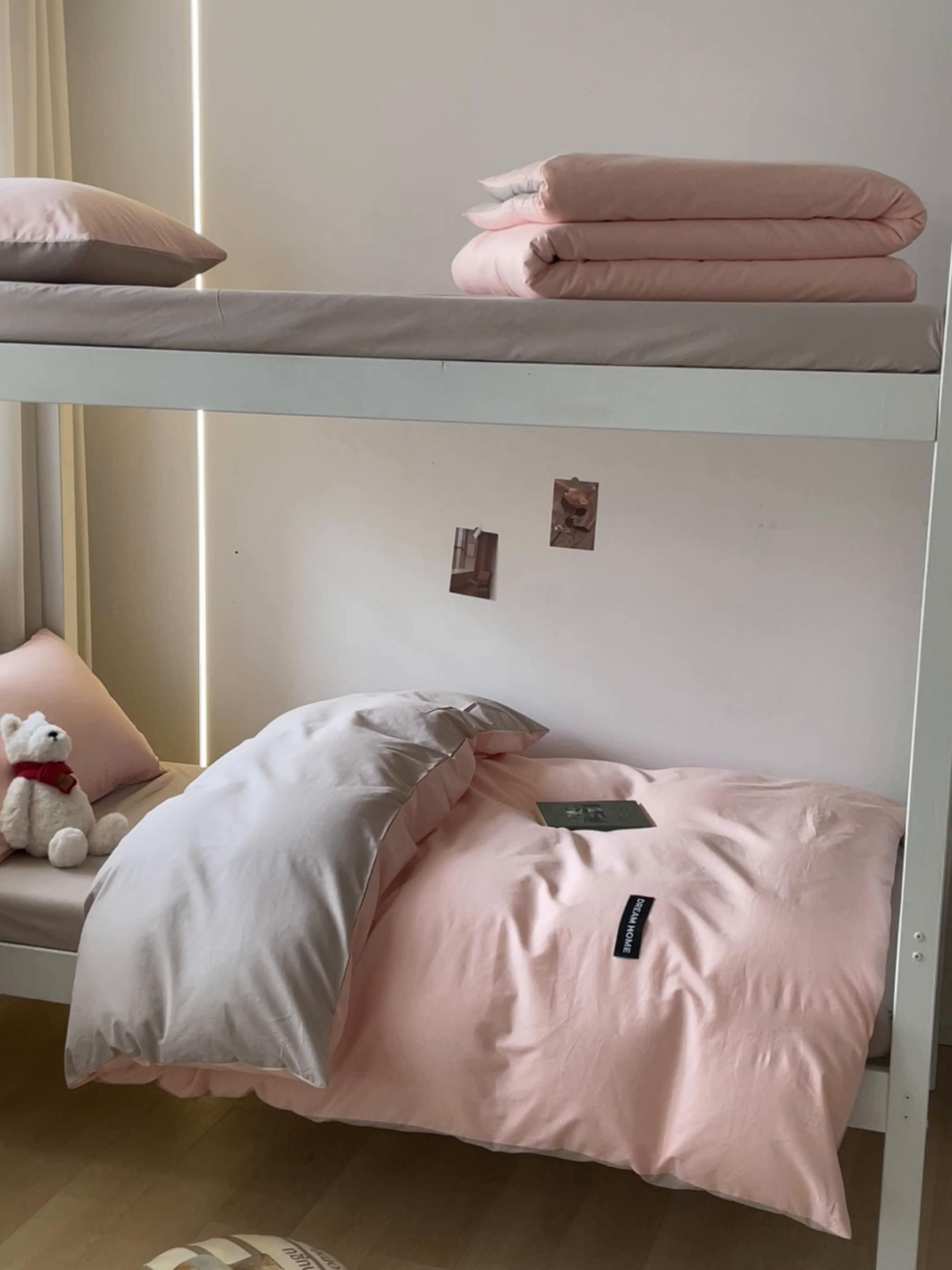 91家纺网 家纺一手货源 找家纺 笙意家纺 2025新款全棉纯棉简约黑标学生三件套 黑标款-奶油粉+山灰