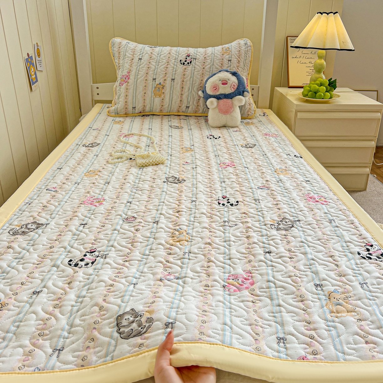 91家纺网 家纺一手货源 找家纺 （总）纽缦家纺 2025新款A类水洗棉学生床垫垫子,草莓猫饼,春日与玫瑰,蛋糕蓝格kt,花宇时间,可可腊肠犬,清凉里,软糖猫,淘气小狗,甜樱恋曲,温暖粉心,小熊冰淇淋,小熊拉钩蓝,星梦蝶结,学习皮卡,摘樱桃的小熊