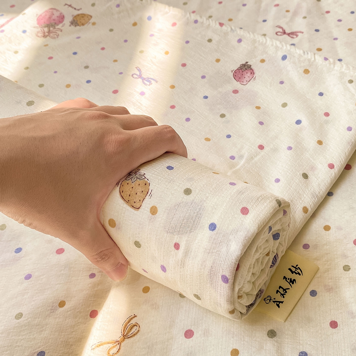 91家纺网 家纺一手货源 找家纺 眠势力 2025新款云感双层纱床单三件套ins奶油风学生宿舍床单四季通用 点点草莓