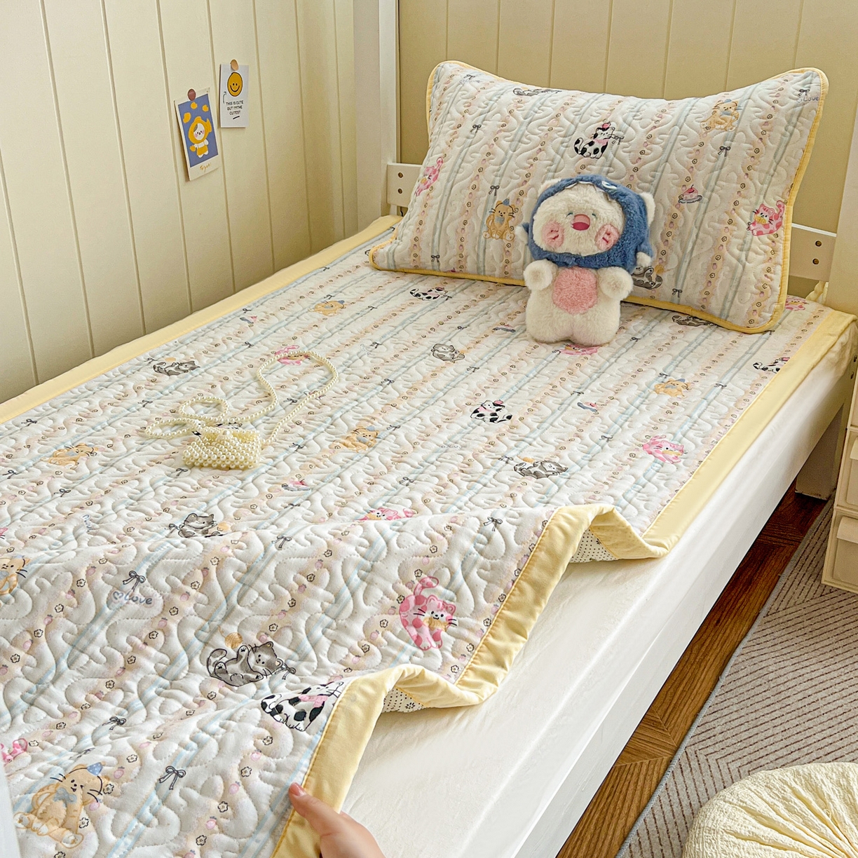 91家纺网 家纺一手货源 找家纺 纽缦家纺 2025新款A类水洗棉学生床垫垫子 草莓猫饼