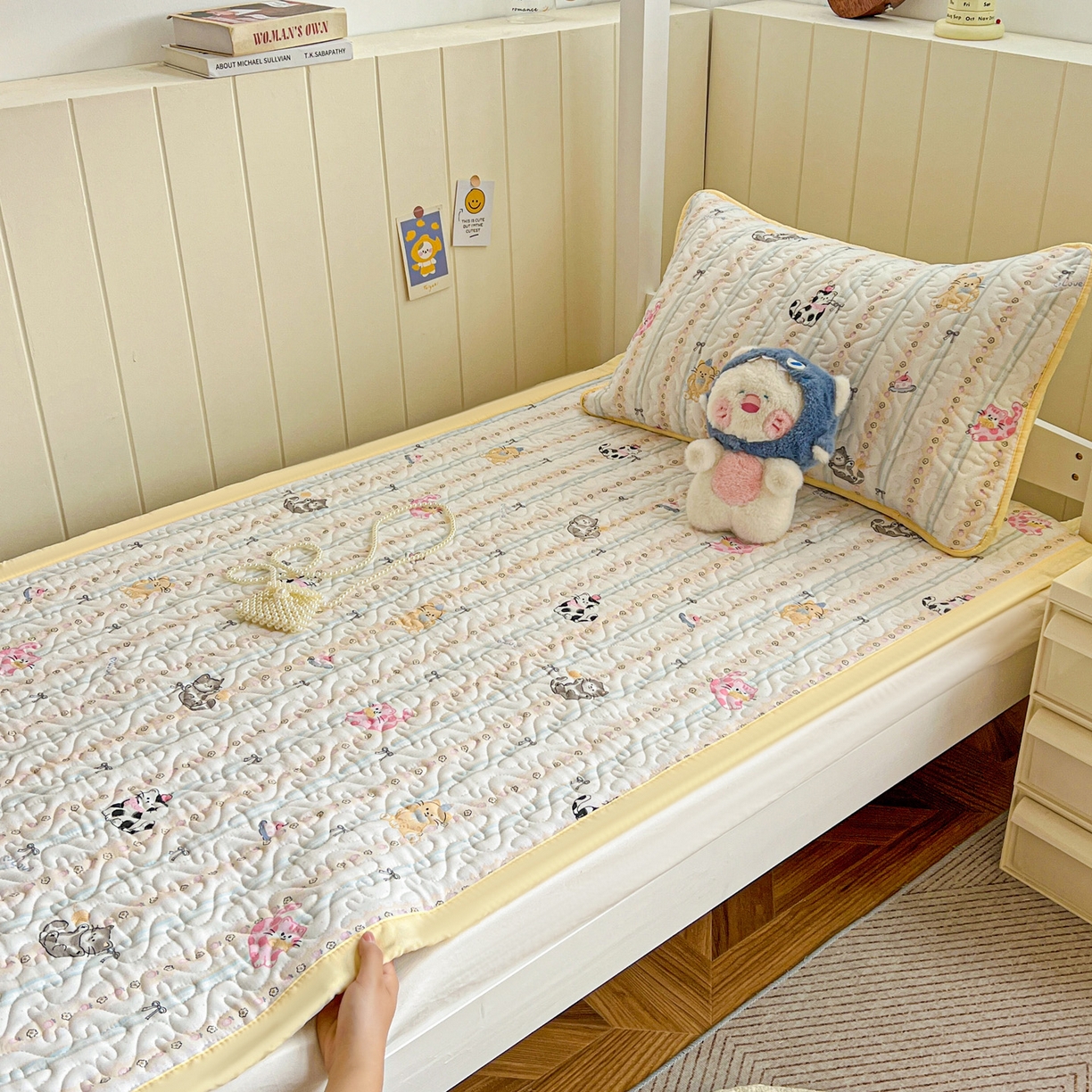 91家纺网 家纺一手货源 找家纺 纽缦家纺 2025新款A类水洗棉学生床垫垫子 草莓猫饼