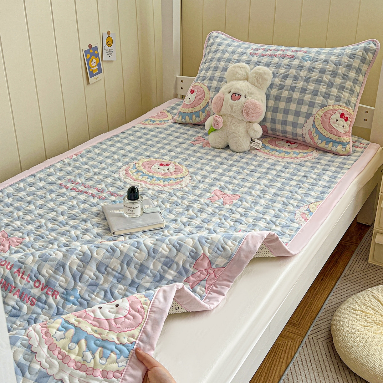 91家纺网 家纺一手货源 找家纺 纽缦家纺 2025新款A类水洗棉学生床垫垫子 蛋糕蓝格kt