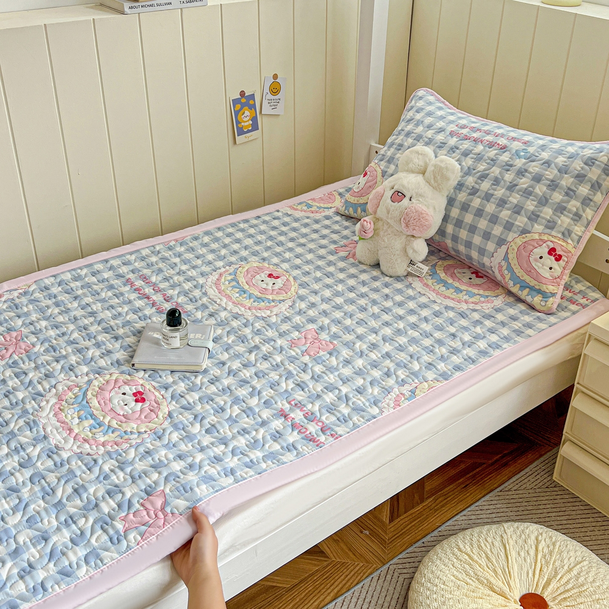 91家纺网 家纺一手货源 找家纺 纽缦家纺 2025新款A类水洗棉学生床垫垫子 蛋糕蓝格kt