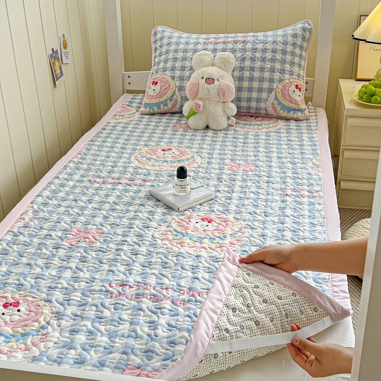 91家纺网 家纺一手货源 找家纺 纽缦家纺 2025新款A类水洗棉学生床垫垫子 蛋糕蓝格kt