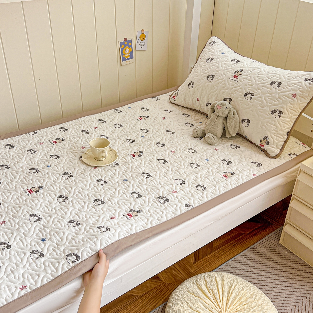 91家纺网 家纺一手货源 找家纺 纽缦家纺 2025新款A类水洗棉学生床垫垫子 淘气小狗